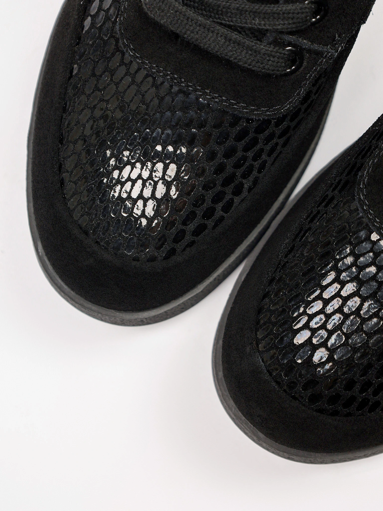 Ботинки черного цвета из натуральной замши на низкой подошве